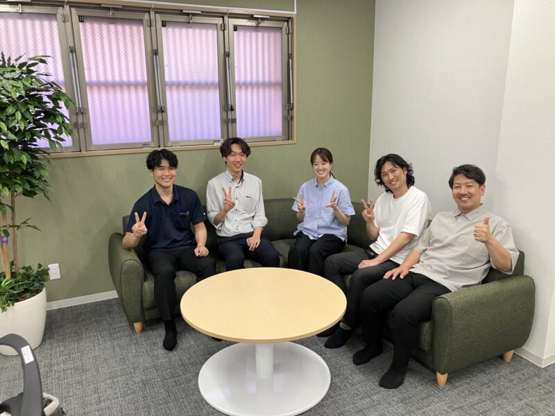 ソファに座ってみんなで記念撮影(*^_^*)　~この笑顔が見られて嬉しい気分になりました~　
